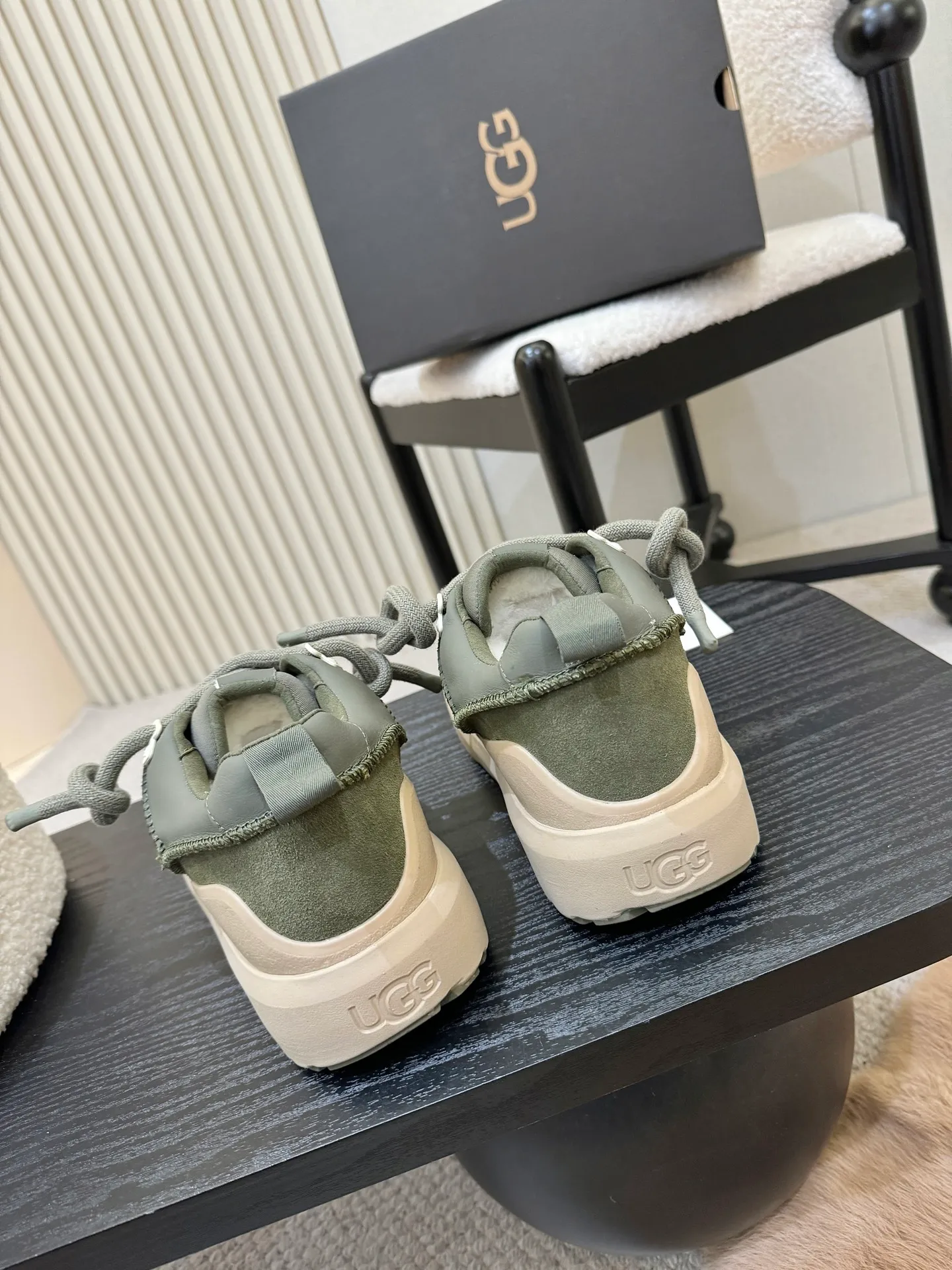 Men's shoes pP600! New UGG is on the market! Autumn and winter modern casual men's and women's low-cut shoes, snow boots, slippers, two-way shoes, this set of ugly bread shoes 🤏 Suede + sheepskin integrated lining, super convenient to step on. Adjustable upper straps. Velcro design adapts to various foot types. Thick soles hide flesh and are sexy, and feel like stepping on cotton☁️ When you go out on the street, you are chased and asked 🔗 Do you want to be lazy and fashionable in autumn and winter? Just lock this one💥 Style number, 1171355, size 35-41, men’s size 39-45